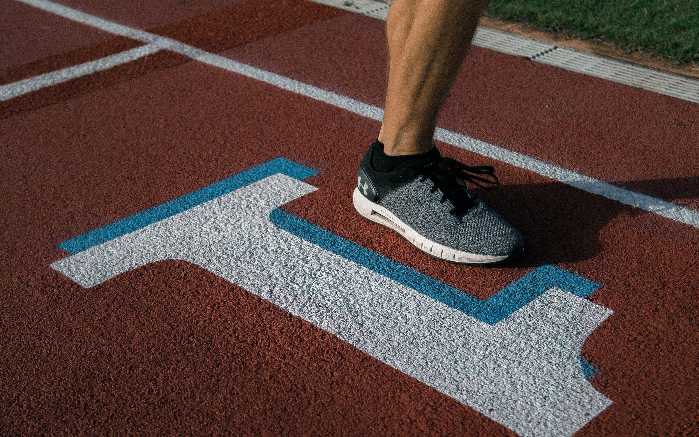 Laufschuhe auf der Tartanbahn